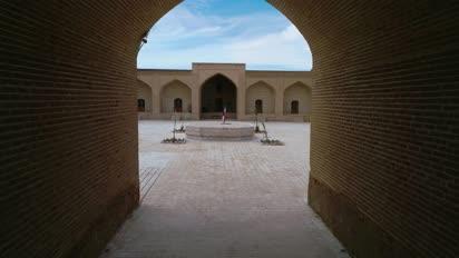 هلیشات از داخل کاروانسرای عباسی در کویر مرنجاب